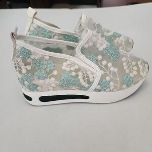Womens Slip-On Sneakers Flats Size 39 White Teal Green Floral Embroidered Mesh‎